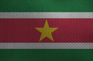 suriname bandeira retratado dentro pintura cores em velho escovado metal prato ou parede fechar-se. texturizado bandeira em rude fundo foto