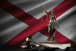 Alabama nos Estado bandeira com estátua do senhora justiça, constituição e juiz martelo em Preto cortinas. conceito do julgamento e culpa foto