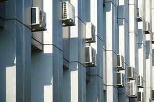 muitos sistemas de ar condicionado e ventilação hvac na parede foto