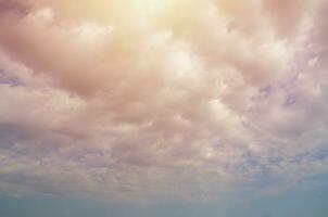 fundo do céu azul com nuvens fofas brancas durante o dia ao ar livre foto