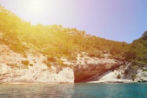 paisagem das montanhas rochosas naturais da Turquia sobre a água do mar azul foto