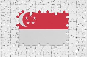 Cingapura bandeira dentro quadro, Armação do branco enigma peças com ausência de central parte foto