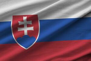 bandeira da eslováquia com grandes dobras acenando de perto sob a luz do estúdio dentro de casa. os símbolos oficiais e cores no banner foto