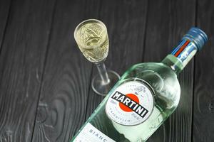 Kyiv, Ucrânia - pode 4, 2022 Vermute martini original álcool garrafa em de madeira mesa foto