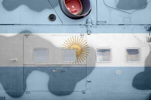 Argentina bandeira retratado em lado parte do militares blindado helicóptero fechar-se. exército forças aeronave conceptual fundo foto