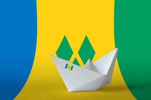 santo Vincent e a granadinas bandeira retratado em papel origami navio fechar-se. feito à mão artes conceito foto