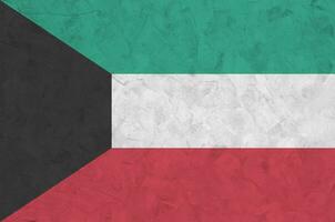 bandeira do kuwait retratada em cores de tinta brilhantes na parede de reboco em relevo antigo. banner texturizado em fundo áspero foto