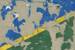 Salomão ilhas bandeira retratado dentro pintura cores em velho obsoleto bagunçado concreto parede fechar-se. texturizado bandeira em rude fundo foto