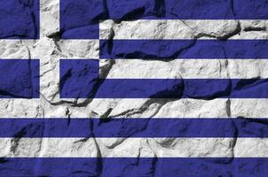 Grécia bandeira retratado dentro pintura cores em velho pedra parede fechar-se. texturizado bandeira em Rocha parede fundo foto