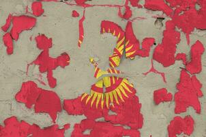 Quirguistão bandeira retratado dentro pintura cores em velho obsoleto bagunçado concreto parede fechar-se. texturizado bandeira em rude fundo foto