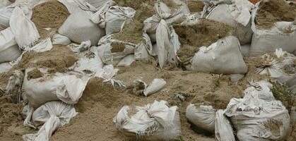 textura da parede de barricada quebrada de sacos de areia para fins de guerra foto