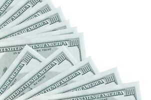 Notas de 100 dólares americanos estão isoladas em fundo branco com espaço de cópia empilhado no ventilador de perto foto
