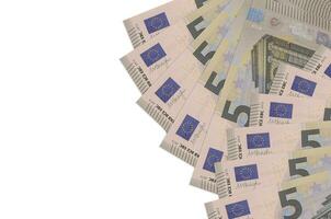 As notas de 5 euros estão isoladas no fundo branco, com espaço de cópia. fundo conceitual de vida rica foto