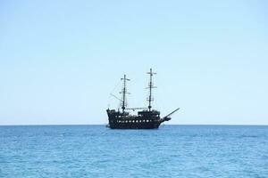 Antália, Peru - pode 15, 2021 excursão Kemer pirata barco Tour monstro em a turco Mediterrâneo. foto