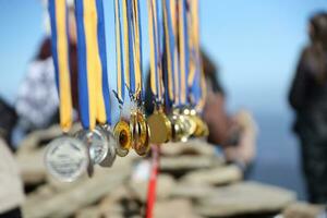 cárpato montanhas, Ucrânia - Outubro 8, 2022 comércio do medalhas em a topo do pairar montanha dentro Cárpatos foto