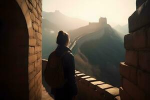 homem turista anda em ao longo a ótimo parede do China. neural rede ai gerado foto