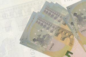 Notas de 5 euros estão na pilha no fundo da grande nota semitransparente. apresentação abstrata da moeda nacional foto
