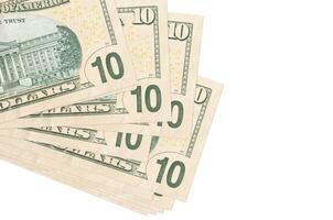 Notas de 10 dólares americanos estão em um pequeno cacho ou pacote isolado em branco. maquete com espaço de cópia. negócios e câmbio foto