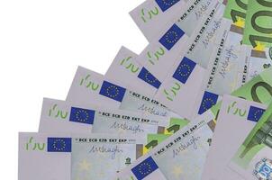 Notas de 100 euros encontram-se em diferentes ordens isoladas em branco. banco local ou conceito de fazer dinheiro foto