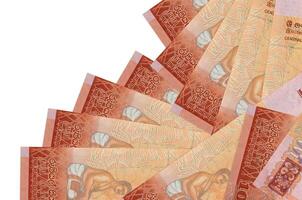 100 notas de rúpias do Sri Lanka estão em ordem diferente, isoladas em branco. banco local ou conceito de fazer dinheiro foto