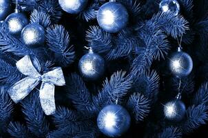 detalhado foto do a Natal árvore. fantasma clássico azul cor