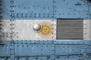 Argentina bandeira retratado em lado parte do militares blindado tanque fechar-se. exército forças conceptual fundo foto