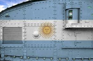 Argentina bandeira retratado em lado parte do militares blindado tanque fechar-se. exército forças conceptual fundo foto