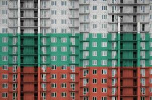 Bulgária bandeira retratado dentro pintura cores em de vários andares residente construção debaixo construção. texturizado bandeira em tijolo parede fundo foto