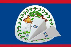 belize bandeira retratado em papel origami avião. feito à mão artes conceito foto