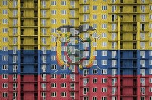 Equador bandeira retratado dentro pintura cores em de vários andares residente construção debaixo construção. texturizado bandeira em tijolo parede fundo foto