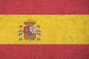 Espanha bandeira retratado dentro brilhante pintura cores em velho alívio reboco muro. texturizado bandeira em rude fundo foto