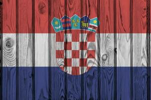 Croácia bandeira retratado dentro brilhante pintura cores em velho de madeira muro. texturizado bandeira em rude fundo foto
