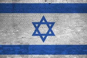 Israel bandeira retratado dentro pintura cores em velho tijolo muro. texturizado bandeira em grande tijolo parede alvenaria fundo foto