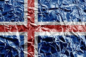 Islândia bandeira retratado dentro pintura cores em brilhante amassado alumínio frustrar fechar-se. texturizado bandeira em rude fundo foto