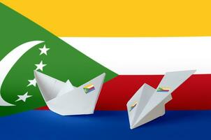 Comores bandeira retratado em papel origami avião e barco. feito à mão artes conceito foto