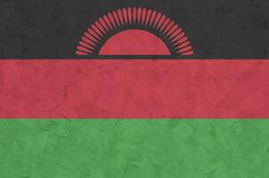 bandeira do maláui retratada em cores de tinta brilhante na parede de reboco em relevo antigo. banner texturizado em fundo áspero foto