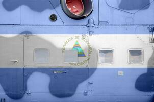 Nicarágua bandeira retratado em lado parte do militares blindado helicóptero fechar-se. exército forças aeronave conceptual fundo foto