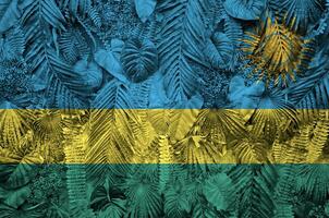 Ruanda bandeira retratado em muitos folhas do monstera Palma árvores na moda elegante pano de fundo foto