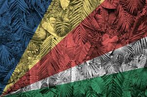 seychelles bandeira retratado em muitos folhas do monstera Palma árvores na moda elegante pano de fundo foto