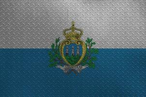 san marino bandeira retratado dentro pintura cores em velho escovado metal prato ou parede fechar-se. texturizado bandeira em rude fundo foto