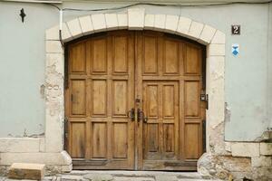 velha textura de porta de madeira antiga em estilo medieval europeu foto