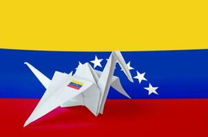 Venezuela bandeira retratado em papel origami guindaste asa. feito à mão artes conceito foto