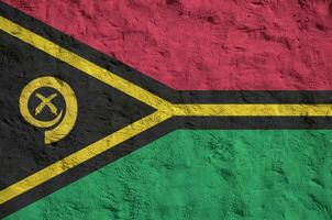 bandeira de vanuatu retratada em cores de tinta brilhantes na parede de reboco em relevo antigo. banner texturizado em fundo áspero foto