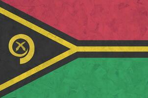 bandeira de vanuatu retratada em cores de tinta brilhantes na parede de reboco em relevo antigo. banner texturizado em fundo áspero foto