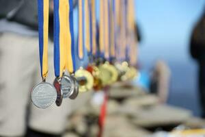 cárpato montanhas, Ucrânia - Outubro 8, 2022 comércio do medalhas em a topo do pairar montanha dentro Cárpatos foto