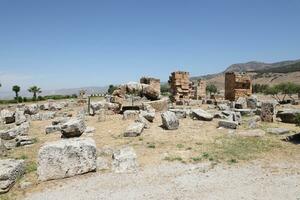 Antália, Peru - pode 15, 2021 ruínas do antigo cidade hierápolis perto pamukkale, Peru às ensolarado dia. partes do velho histórico edifícios com grande blocos foto