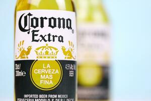 kharkov, ucrânia - 9 de dezembro de 2020 duas garrafas de cerveja extra corona. corona produzida pelo grupo modelo com anheuser busch inbev cerveja importada mais popular dos eua foto