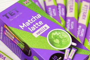 kharkov, ucrânia - pacote de 28 de dezembro de 2020 de bastões de chá de baunilha tet matcha latte. chá inglês verdadeiro fabricado pela sun generation ltd no reino unido foto