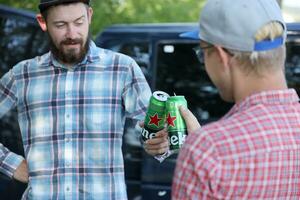 Carcóvia, Ucrânia - Julho 31, 2021 verde lata latas do heineken pálido lager Cerveja dentro homens mãos foto