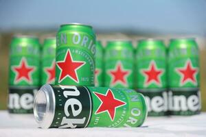 kharkov, ucrânia - 31 de julho de 2021 latas verdes de cerveja heineken lager produzidas pela cervejaria holandesa heineken nv foto